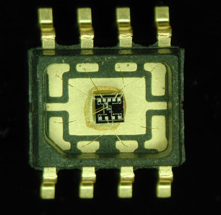 Silicon resonator in DIP package with wirebonds